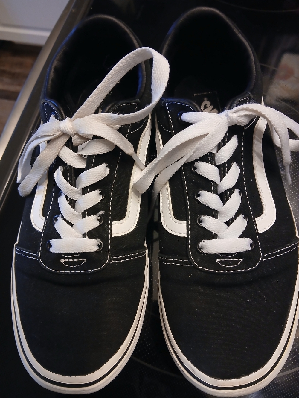 Van's Classic Black & White Canvas Skate Sneakers 5.5 Yth.      FF#367